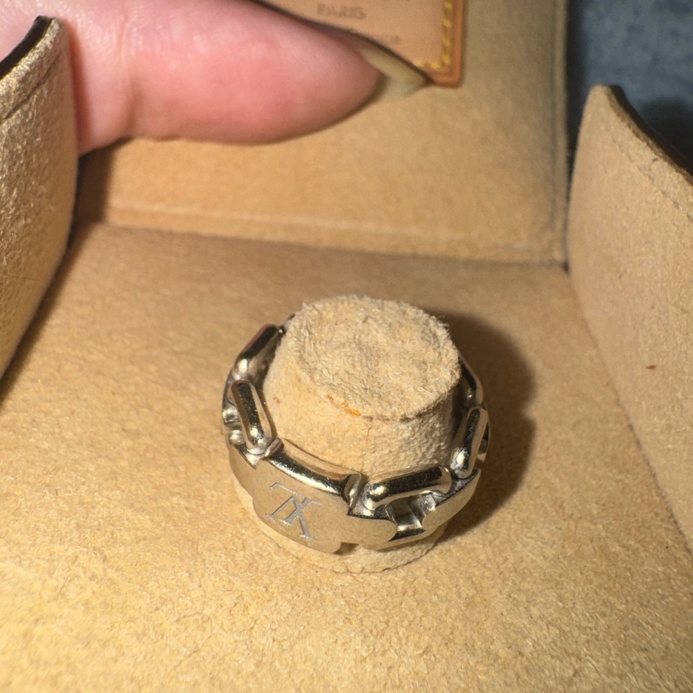 Louis Vuitton 18k white gold ring